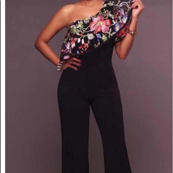 🌺🌺 SOLD SOLD SOLD Black & Gold ruffle Shoulder - Picture 4 of 8